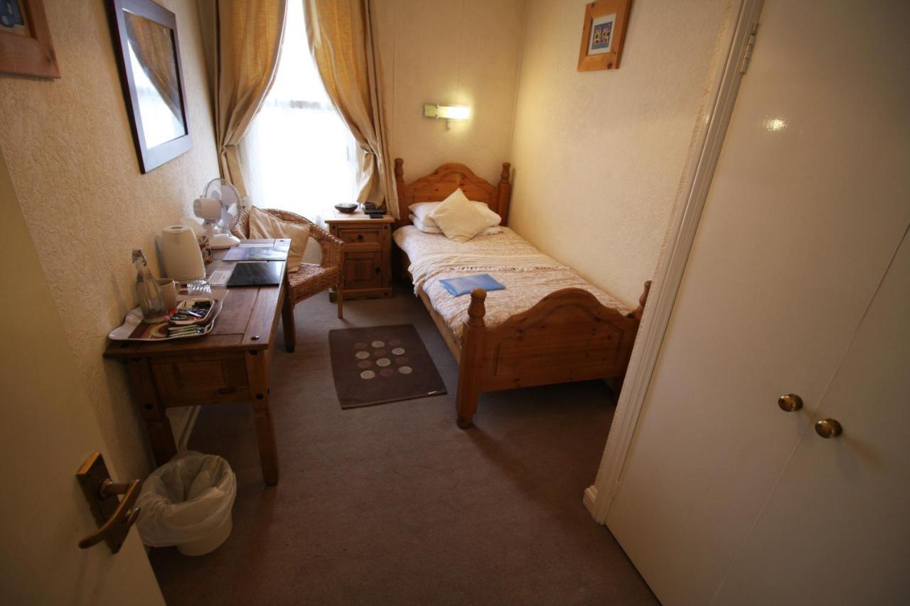 The Lodge Swindon Exteriör bild